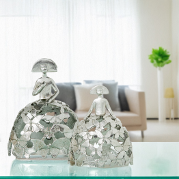 Figura Menina 18cm Resina Plateada 16x9x18cm