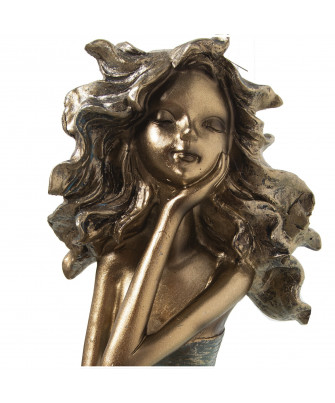 Niña Dorada Sentada